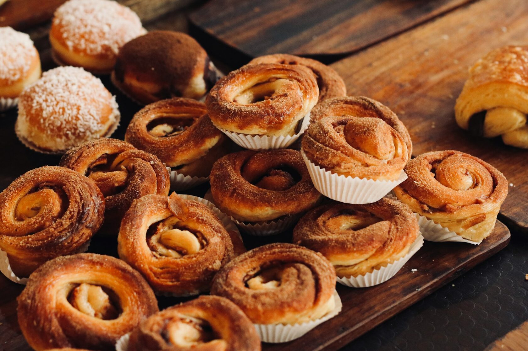 Pastéis de nata e doces regionais acabados de fazer